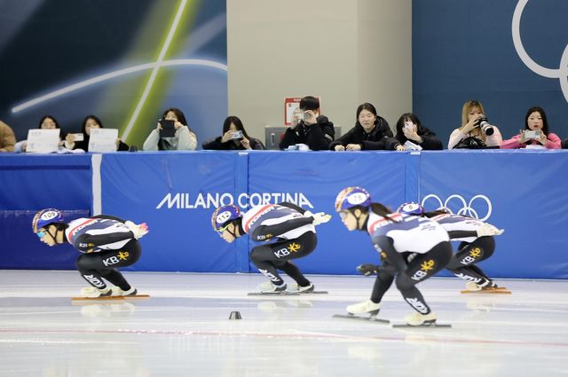 공개 훈련 진행하는 쇼트트랙 대표팀 선수들