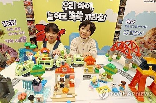 플라스틱 장난감을 가지고 노는 아이들. [연합뉴스 자료사진]