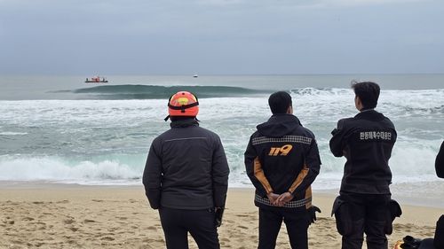 강릉 경포해변 실종자 수색하는 소방 당국·해경