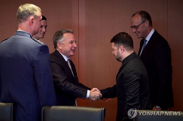 독일 베를린에서 열린 종전 회담에 앞서 만난 스티브 윗코프 미국 중동특사와 볼로디미르 젤렌스키 우크라이나 대통령