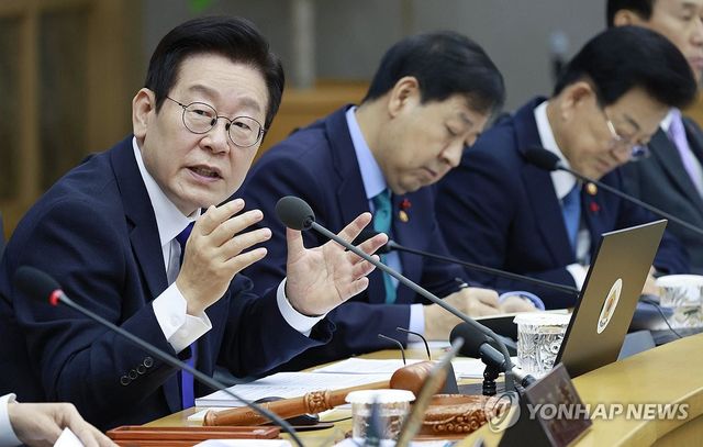 국무회의 발언하는 이재명 대통령