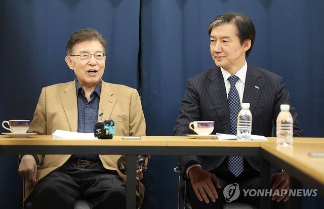 김덕룡 이사장 발언 듣는 조국 대표