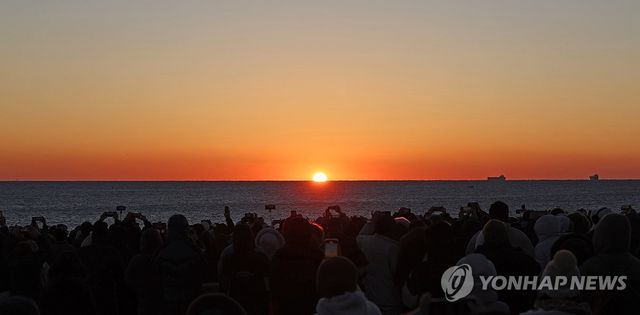 울산 간절곶에 모인 해맞이 인파