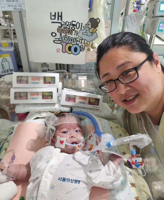 올해 7월 19일 신생아중환자실에서 출생 100일을 맞은 서린이와 어머니