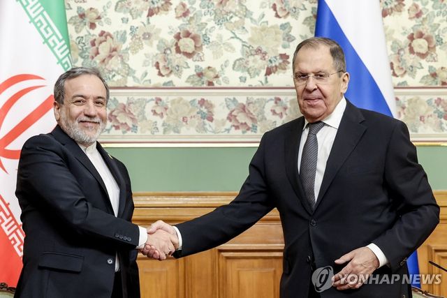 모스크바에서 회담한 세르게이 라브로프 러시아 외무장관과 압바스 아락치 이란 외무장관