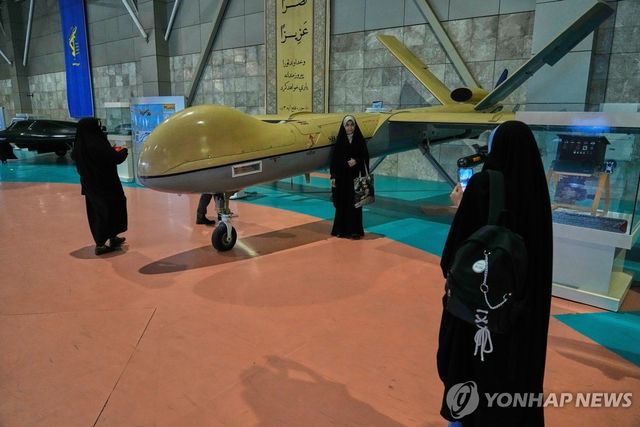 (AP=연합뉴스) 지난달 13일 이란 수도 테헤란 외곽 국립 우주항공 공원에서 열린 전시회에서 시민들이 무기를 보고 있다.