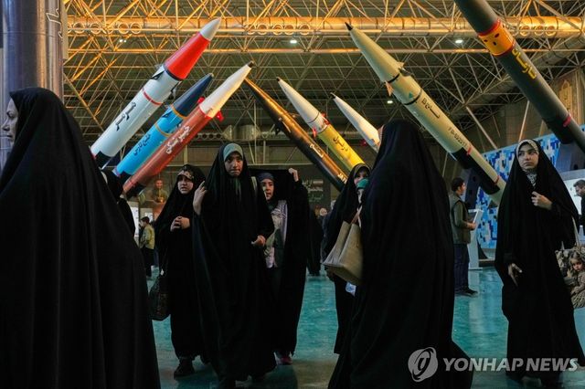 (AP=연합뉴스) 지난달 13일 이란 수도 테헤란 외곽 국립 우주항공 공원에서 열린 전시회에서 시민들이 무기를 보고 있다.