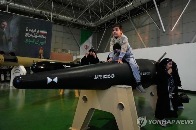 (AP=연합뉴스) 지난달 13일 이란 수도 테헤란 외곽 국립 우주항공 공원에서 한 소년이 전시된 미사일 위에 올라 앉아 있다.