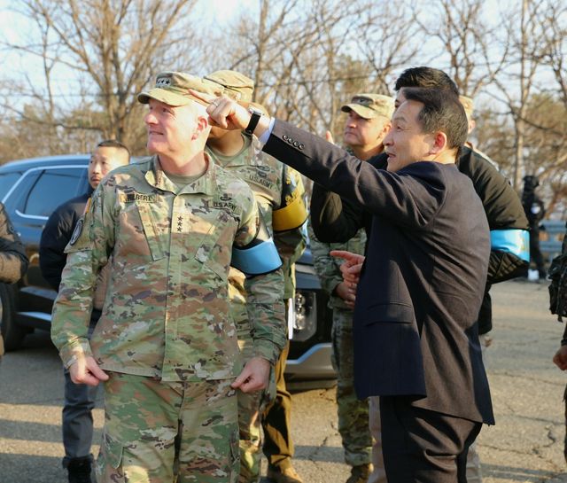 DMZ 찾은 김현종 국가안보실 1차장(오른쪽)