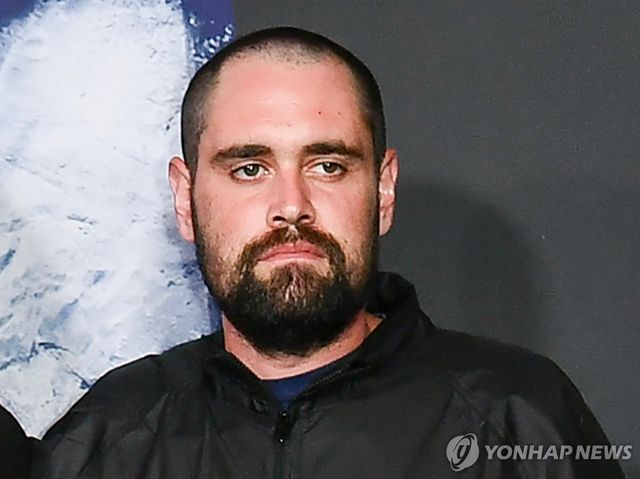 부모 살해 혐의로 기소된 닉 라이너