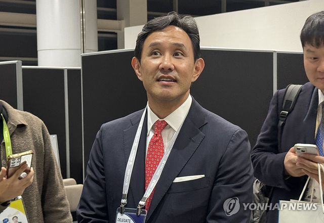 질문에 답하는 최윤범 고려아연 회장