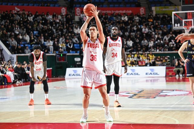 슛하는 서울 SK의 신인 에디 다니엘