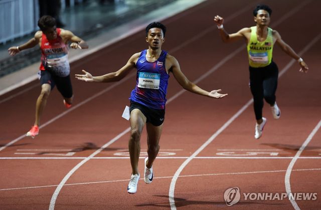 가장 먼저 결승선을 통과한 분손(가운데)