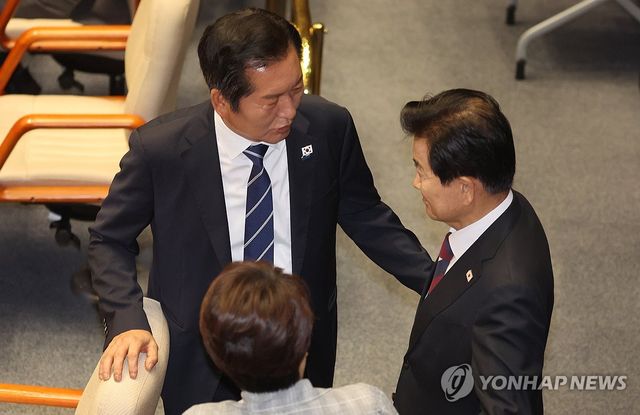 정동영 통일부 장관과 대화하는 정청래 대표