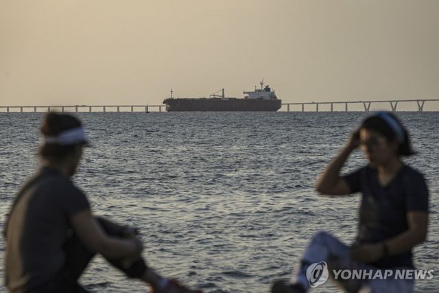 17일(현지시간) 베네수엘라 마라카이보 호수 인근서 보이는 유조선