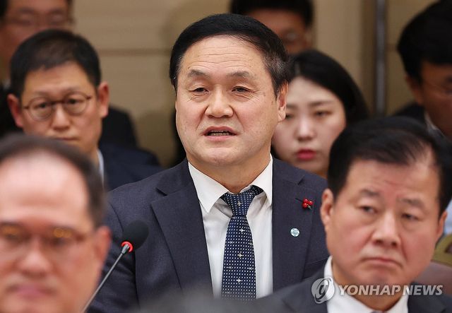 답변하는 한국석유공사 기획재무본부장