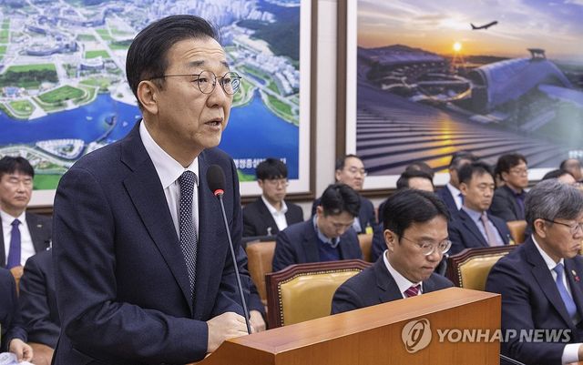전세사기 유형 및 피해 규모 등에 관한 보고하는 김윤덕 국토부 장관