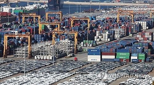 경기도 평택항에 쌓여 있는 수출입 컨테이너