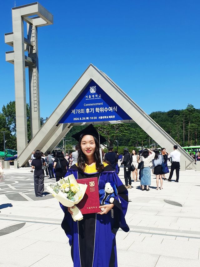 지난해 8월 서울대 석사 학위 수여식