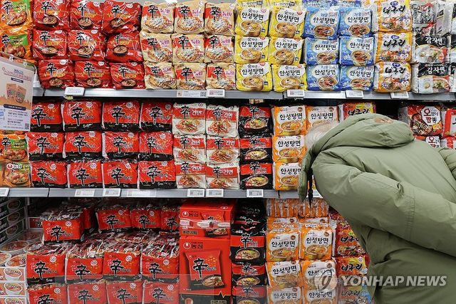 대형마트의 라면 판매대 모습