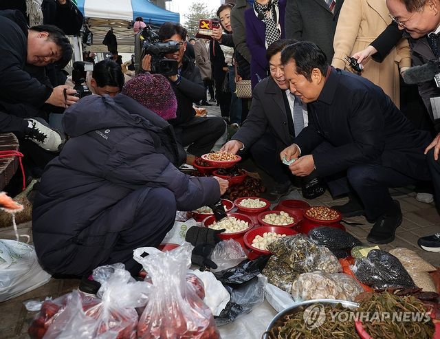 정청래 대표, 춘천 풍물시장 방문