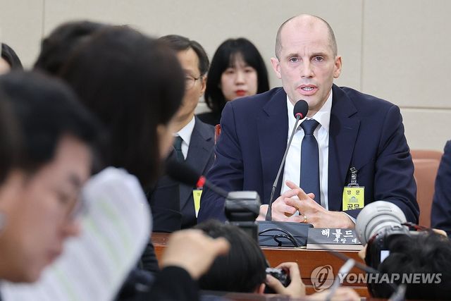 의원 질의에 답변하는 해롤드 로저스 쿠팡 대표이사