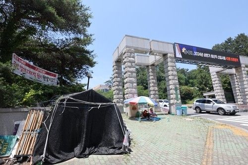울산과학대 앞 청소노동자 농성 천막
