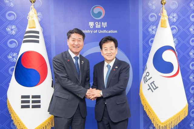 함명준 강원 고성군수(왼쪽)와 정동영 통일부 장관