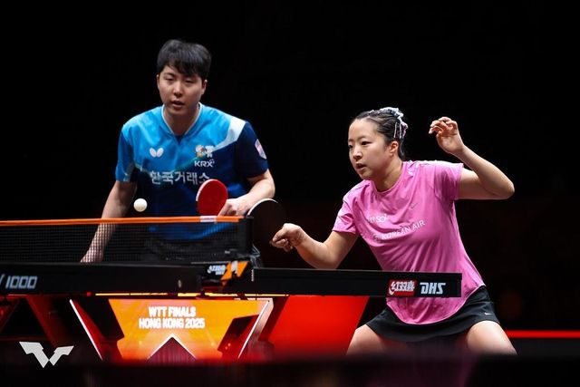 WTT 파이널스 홍콩 혼합복식 우승을 합작한 신유빈(오른쪽)과 임종훈