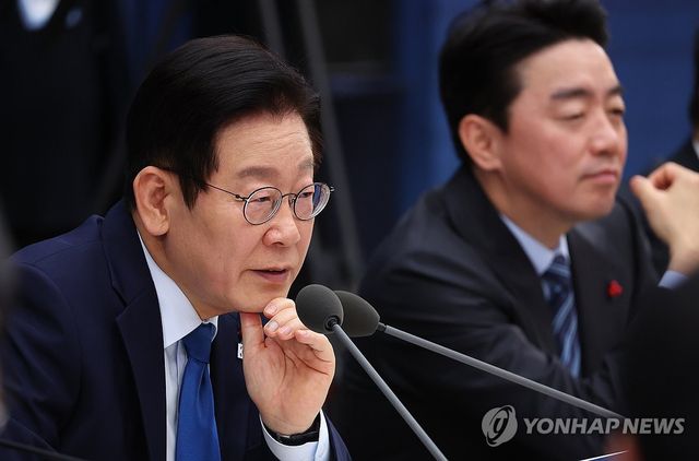 발언 듣는 이재명 대통령