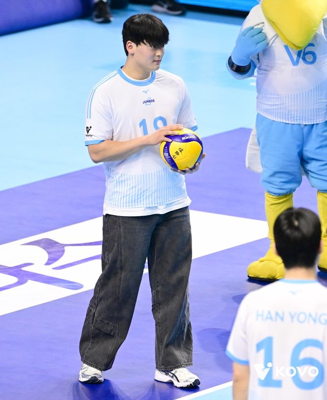 인천 계양체육관에서 시구하는 조병현