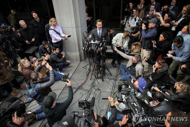 취재진에 둘러싸인 닉 라이너의 변호사 앨런 잭슨