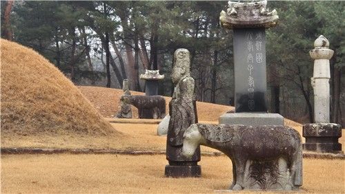 정조의 아들 문효세자의 무덤인 효창원, 사도세자의 아들 의소세손의 무덤인 의령원의 석물이 앞뒤로 보이는 모습. 서삼릉 경내에 있다 [사진/김정선 기자] 2025.12