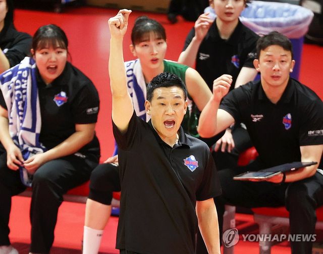 환호하는 여오현 감독대행