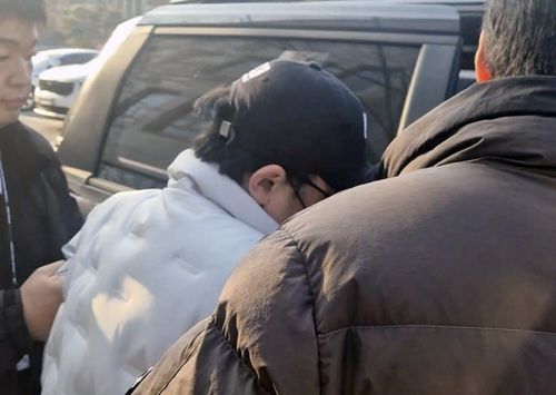 영장 심사 마친 뒤 호송차 탑승하는 장애인 야학 교장