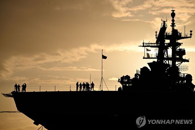 (AFP=연합뉴스) 16일 푸에르토리코 라파엘 코르데로 산티아고 항에 미 해군 강습상륙함 이오지마함이 정박해 있다.