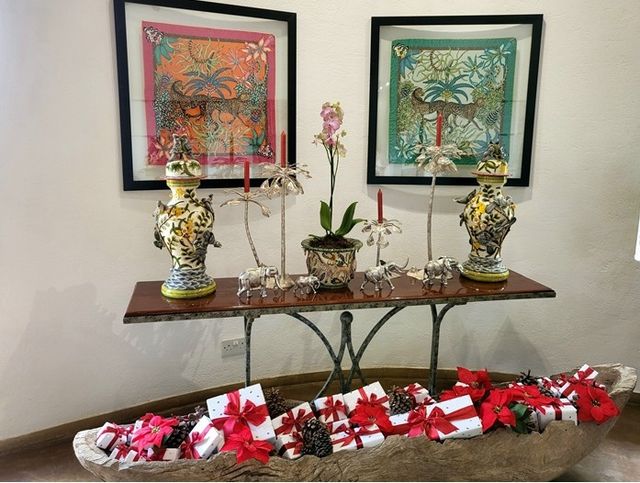 패트릭 마브로스 하라레 본점의 은으로 만든 촛대와 코끼리 장식