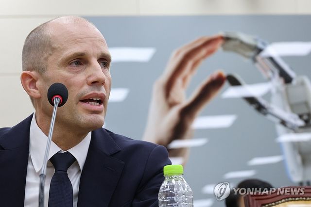 의원 질의에 답변하는 해롤드 로저스 쿠팡 대표이사