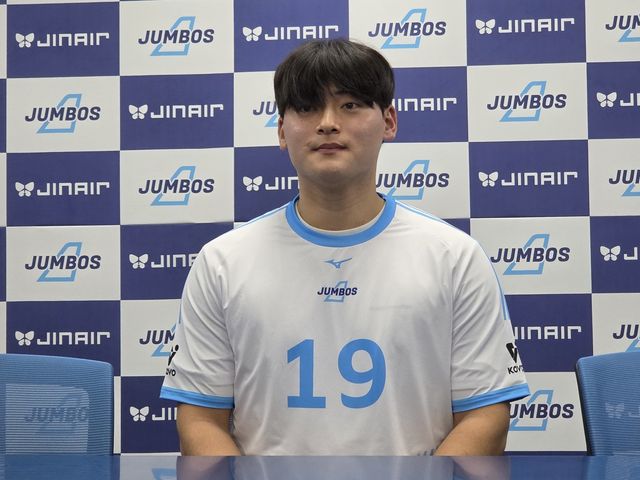 배구 시구 마치고 취재진과 인터뷰하는 조병현