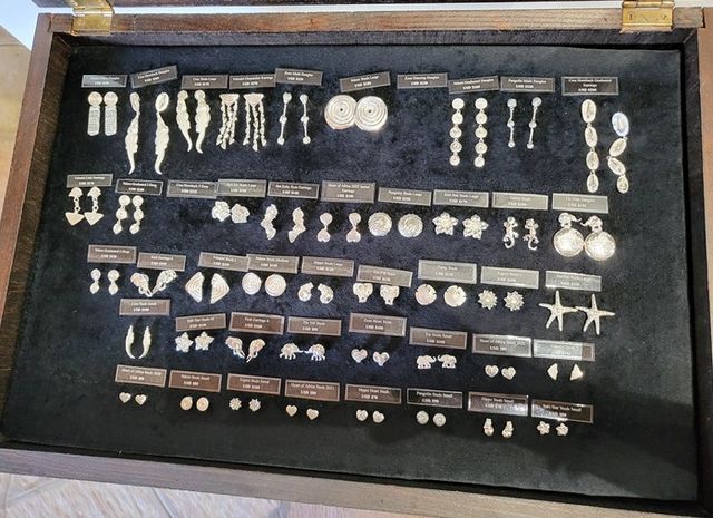 패트릭 마브로스 하라레 본점에 판매 중인 귀걸이(2024년 2월 2일 필자 촬영)