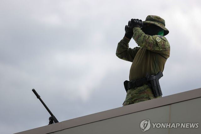 경계 근무하는 에콰도르 군 장병