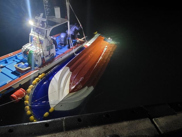 침수 사고로 전복된 소형 어선