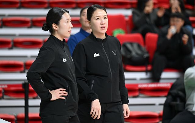이지연(오른쪽), 김수연 심판