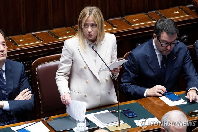 이탈리아 하원에서 보고하는 멜로니 총리