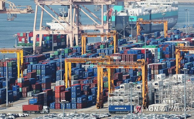 평택항에 쌓여있는 컨테이너