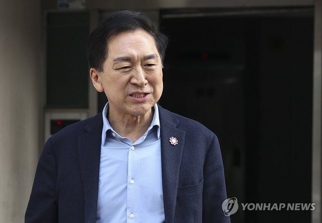 자택 나서는 김기현 의원