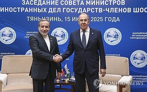 올해 7월 상하이협력기구(SCO)에서 만난 아락치(왼쪽) 장관과 세르게이 장관 