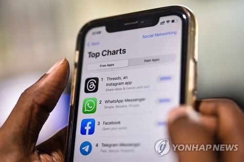 무료 앱 순위에 스레드와 페이스북이 있는 모습