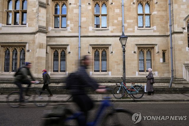 옥스퍼드대 앞을 지나는 학생들