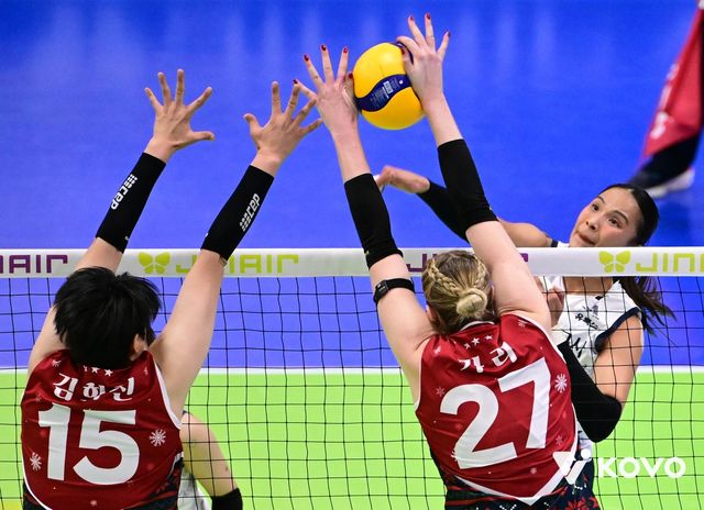 도로공사 공격을 차단하는 현대건설의 블로커들